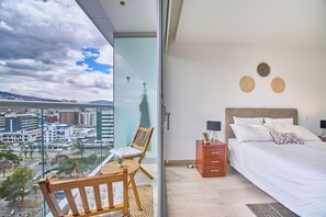 Een strijkplank/strijkijzer, wifi, beddengoed
