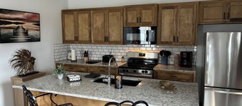 Peaceful 1-bedroom cabin with AC in Charming Happy Valley