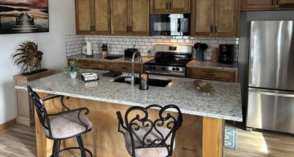 Peaceful 1-bedroom cabin with AC in Charming Happy Valley