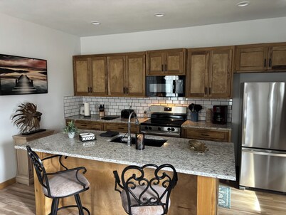 Peaceful 1-bedroom cabin with AC in Charming Happy Valley