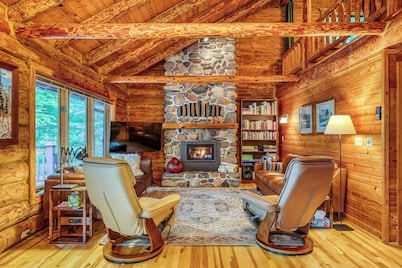 Spacious 5-bedroom cabin on the beautiful 8th Crow Wing with modern amenities.
