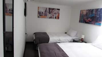 Zweibettzimmer | Laptopgeeigneter Arbeitsplatz