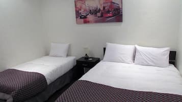 Dreibettzimmer | Laptopgeeigneter Arbeitsplatz