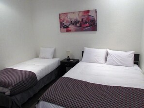 Triple Room | Laptop workspace - Hotel Central (San Fernando)