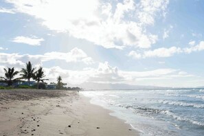 A beach with sand, palm trees, and ocean waves. - Welcoming 4-bedroom beach house with AC in Ewa Beach (Ewa Beach)