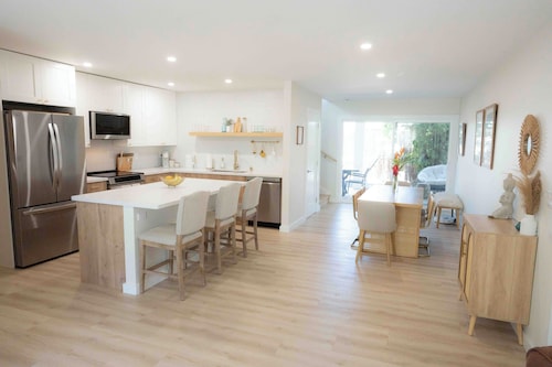 Welcoming 4-bedroom beach house with AC in Ewa Beach