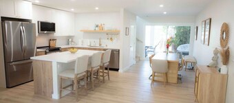 Welcoming 4-bedroom beach house with AC in Ewa Beach