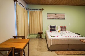 Suíte conforto, sacada, vista para o jardim | Escrivaninha, ferros/tábuas de passar roupa, Wi-Fi de cortesia