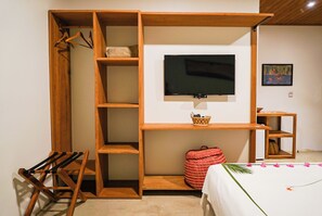 Suíte conforto, sacada, vista para o jardim | Escrivaninha, ferros/tábuas de passar roupa, Wi-Fi de cortesia