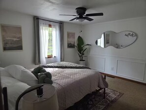 4 slaapkamers, een strijkplank/strijkijzer, gratis wifi, beddengoed