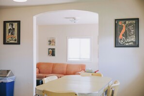 Une pièce avec un lit, une table et une fenêtre.
