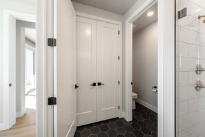 Hair dryer, towels, soap, shampoo - Isle B there 4U- Private Hot Tub|ResortPool|GolfCourse|Sleeps20 Mins to Canyon (Washington)