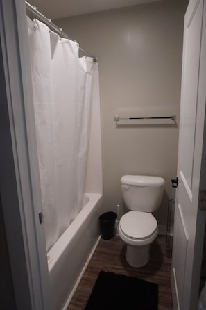 Haartrockner, Handtücher, Toilettenpapier