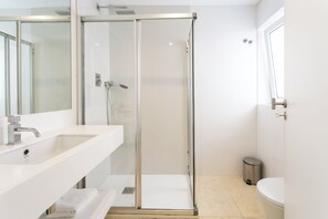 Shower, hair dryer, bidet, towels - Lisbon Prime Studio: Modern and Central (Lisboa)
