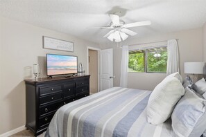 4 bedrooms, desk, iron/ironing board, free WiFi - Lakefront in Quiet Cove with Dock, Slip, Kayaks & Big Lake Views (Osage Beach)