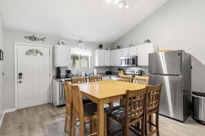 Wasserkocher mit Kaffee-/Teezubehör, Kühlschrank, Mikrowelle, Ofen
