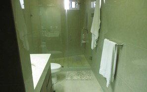 Shower, hair dryer, towels, soap - Luxury Apartment 40 m from the Beach and Bike Path (Mazatlán)