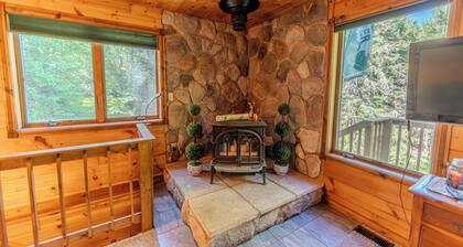 Serenity Pines: Sleeps 7-Pet Friendly-Secluded forest-ATV,Snowmobile Trails close!