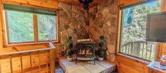 Serenity Pines: Sleeps 7-Pet Friendly-Secluded forest-ATV,Snowmobile Trails close!