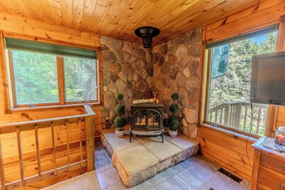 Serenity Pines: Sleeps 7-Pet Friendly-Secluded forest-ATV,Snowmobile Trails close!