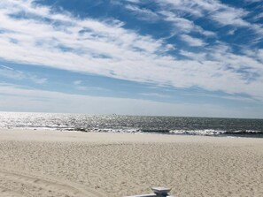 Ein Strand mit blauem Himmel und dem Meer.