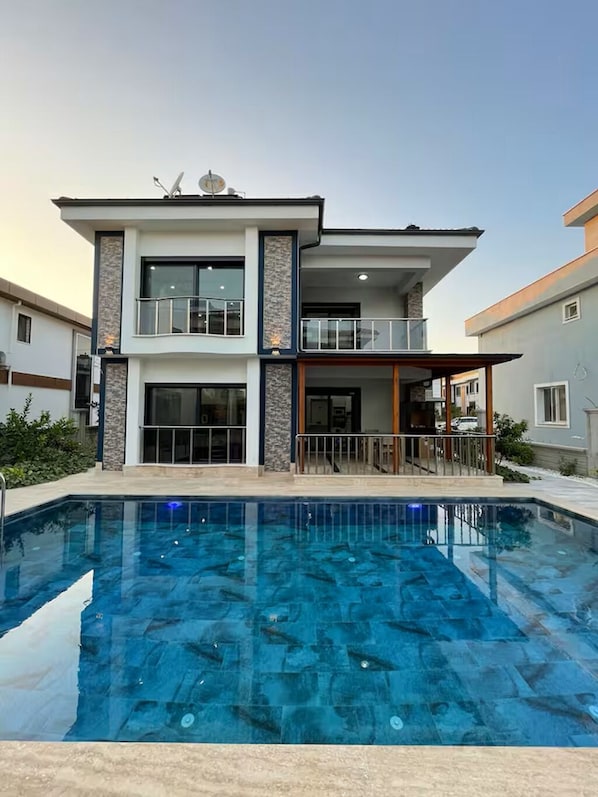 A modern two-story house with a swimming pool in front. - Master Vİ
4 bedroom building in phenomenal Dalaman with cool AC comfort (Muğla)