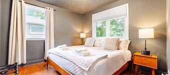 Private backyard retreat ✔️hot tub ✔️parking ✔️2 king beds ✔️family/pet friendly