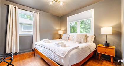 Private backyard retreat ✔️hot tub ✔️parking ✔️2 king beds ✔️family/pet friendly