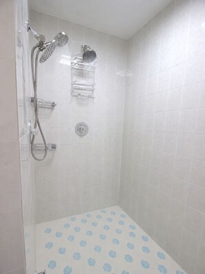 Dusche, Haartrockner, Handtücher, Toilettenpapier