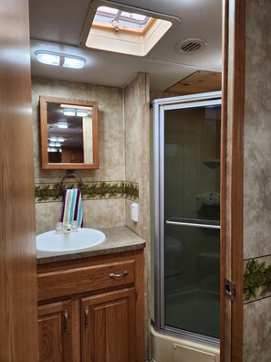 Bathroom - Cozy 1-bedroom recreational vehicle near Tivoli with AC (Tivoli)