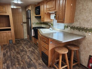 Private kitchen - Cozy 1-bedroom recreational vehicle near Tivoli with AC (Tivoli)