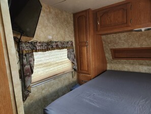 Room - Cozy 1-bedroom recreational vehicle near Tivoli with AC (Tivoli)
