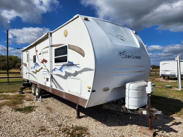 Property grounds - Cozy 1-bedroom recreational vehicle near Tivoli with AC (Tivoli)