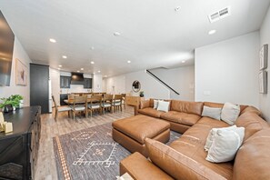 Smart TV, fireplace, video games, books - Private HotTub|Pool|Games|Grill|N/Zion&CoralCanyon (Washington)