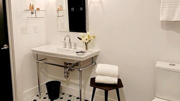 Standard Single Room | Bathroom | Free toiletries, towels, soap, shampoo