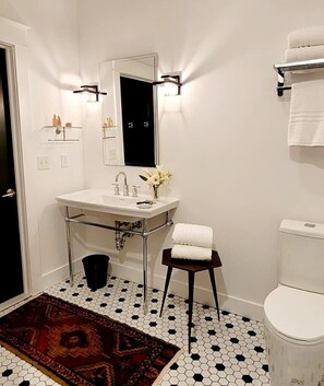 Habitación individual estándar | Baño | Artículos de higiene personal gratuitos, toallas, jabón y champú