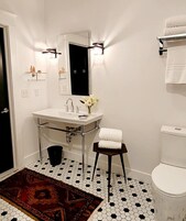 Quarto solteiro standard | Banheiro | Produtos de toalete grátis, toalhas de banho, sabonete, shampoo