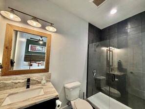 Een douche, een haardroger, handdoeken