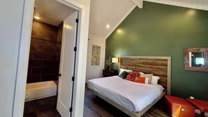 Ein Schlafzimmer mit einem hölzernen Bett, einem Nachttisch und einer grünen Wand.