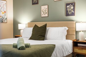 1 bedroom, iron/ironing board, WiFi, bed sheets - 1 BR Pool View / Mins to AT&T & Six Flags / FIFA 2026 (Grand Prairie)