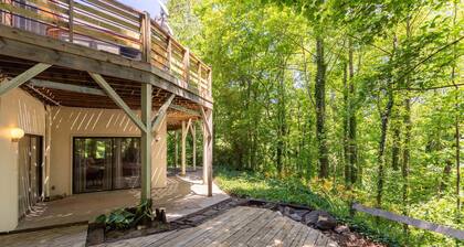 Hidden Falls | Private, Near Blowing Rock , Hot tub