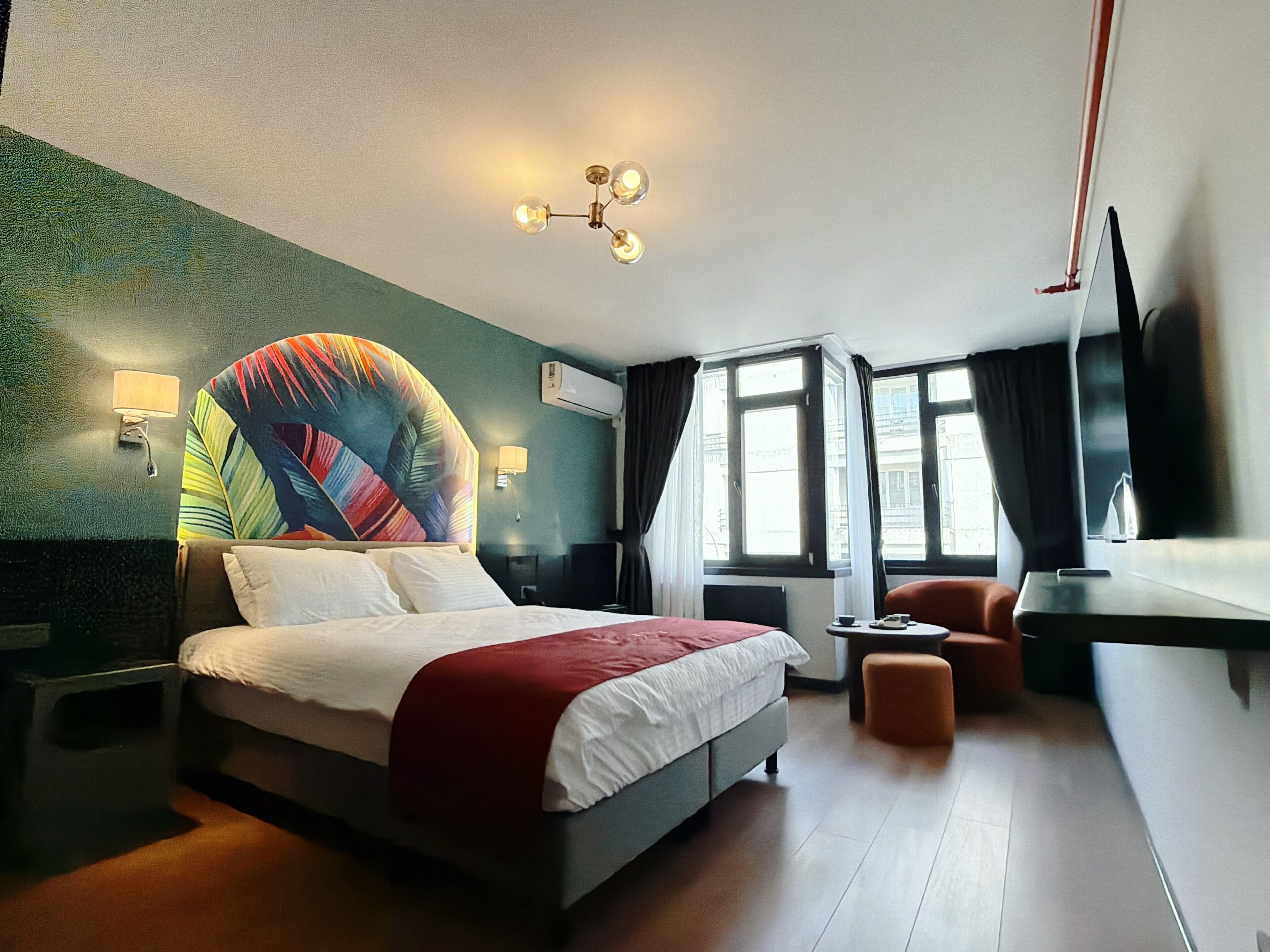 In-room safe, laptop workspace, iron/ironing board