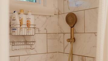 Douche, sèche-cheveux, serviettes fournies, savon