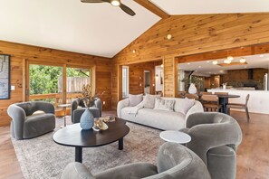 Smart TV, fireplace - Valley View | Poolside Retreat | Hot Tub/Game Room (Naples)