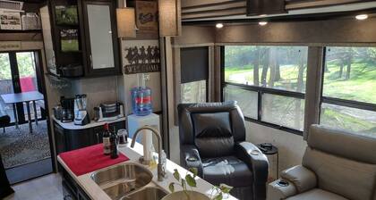 Cozy 1-bedroom campground in beautiful Russellville with AC