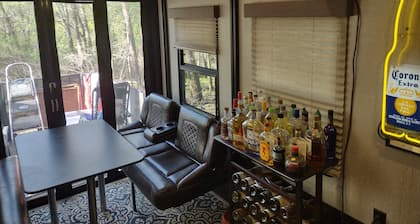 Cozy 1-bedroom campground in beautiful Russellville with AC