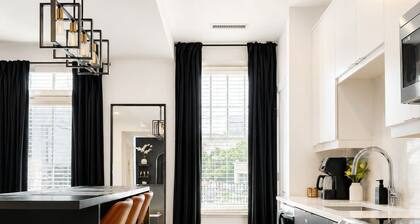 Midnight Luxe Suite with Walkable Areas, Keyless Check-in and Free Parking