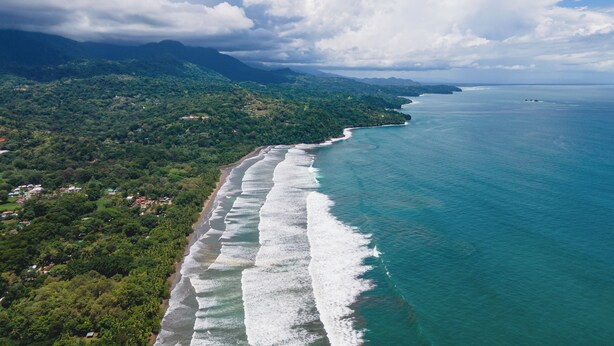A coastal landscape with a beach, ocean, and mountainous terrain. - Casa Toucan,with a privat pool and a short walk from Bahia Ballena NP (Uvita)