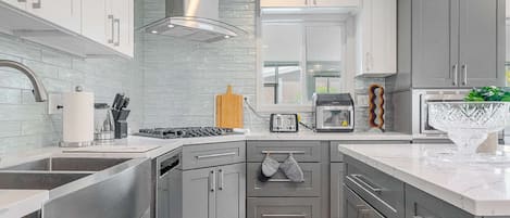 Coffee/tea maker, fridge, microwave, oven
