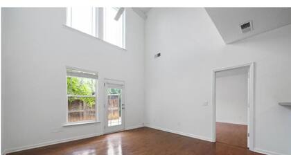 Charming 3-bedroom townhome with AC in welcoming Kennesaw